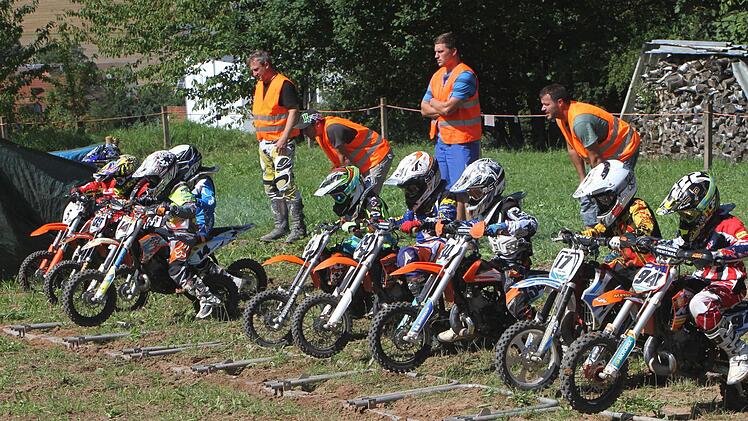 Die Nachwuchsfahrer lauern auf das Startsignal.