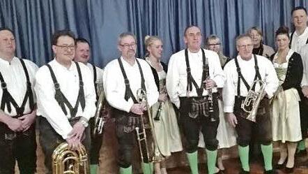 Ehrungen des Musikbundes erhielten (vorne von links): Hubert Kuhn, G&uuml;nter Stretz, Hilmar Kramer, Georg Sauer; hinten von links: Georg Arnold, Edwin Arnold, Sandra K&ouml;ttig, Daniela K&ouml;ttig, Angelika Becher, Alexandra Dietrich, Andreas Arnold und Christopher Keller. Foto: privat