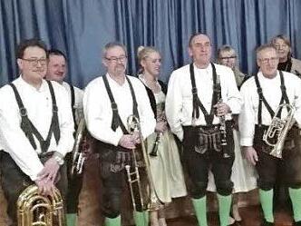 Ehrungen des Musikbundes erhielten (vorne von links): Hubert Kuhn, Günter Stretz, Hilmar Kramer, Georg Sauer; hinten von links: Georg Arnold, Edwin Arnold, Sandra Köttig, Daniela Köttig, Angelika Becher, Alexandra Dietrich, Andreas Arnold und Christopher Keller. Foto: privat