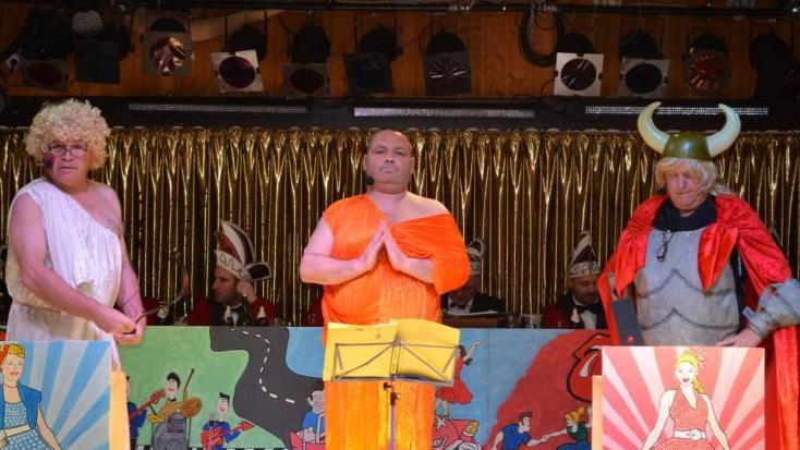 Die Zeller Originale Fritz, Holger und Kilian ernteten gro&szlig;en Beifall bei ihrem Auftritt als Liebesgott Amor, Budda und nordischer Gott Thor.