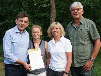 Elisabeth Assmann vom Bund Naturschutz (2. von links) überreicht Bürgermeister Armin Warmuth (links) sowie seinen Stellvertretern Rita Schaupp und Reimar Glückler die Urkunde des Landesverbands. Foto: Arkadius Guzy