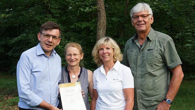 Elisabeth Assmann vom Bund Naturschutz (2. von links) überreicht Bürgermeister Armin Warmuth (links) sowie seinen Stellvertretern Rita Schaupp und Reimar Glückler die Urkunde des Landesverbands. Foto: Arkadius Guzy