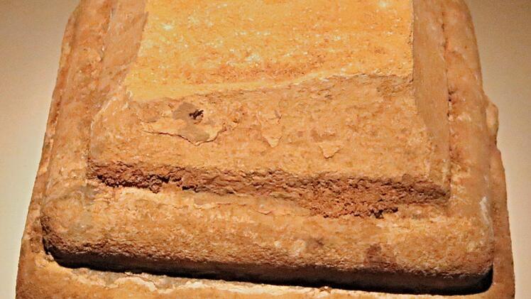 Dieser Sandstein wurde als "Füllmaterial" im Fußboden der Synagoge gefunden. Er hatte einst seinen Platz in der Bima, den Platz in der Synagoge, von dem aus während des Gottesdienstes gelesen wurde.  Helmut Will