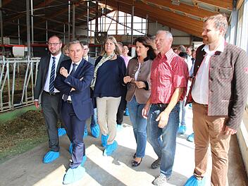 Landwirt Volker Schunk (rotes Hemd) f&uuml;hrte Martin Mittag, Landwirtschaftsministerin Michaela Kaniber, Birgit Weber, Michael Schulz und Sebastian Straubel (von rechts) durch seinen Stall. Jannik Reutlinger