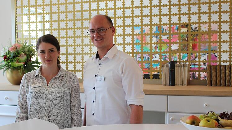 Empfangsmitarbeiter begrüßen die Patienten. Foto: Julia Raab