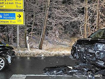 Unfallschwerpunkt Zeckerner Kreuz: Wieder hat es dort gekracht, diesmal sind drei Menschen dabei verletzt worden.