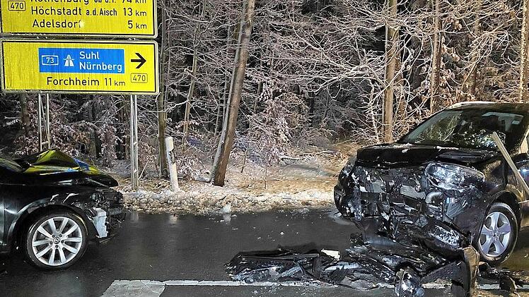 Unfallschwerpunkt Zeckerner Kreuz: Wieder hat es dort gekracht, diesmal sind drei Menschen dabei verletzt worden.