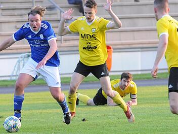 Da ist er den Frankonen entfleucht: Benedikt Back (links) treibt den Ball vor sich her und erzielt auch ein Tor beim klaren 5:1-Sieg des TSV Münnerstadt gegen den FC Thulba.