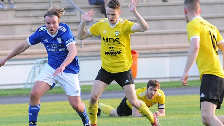 Da ist er den Frankonen entfleucht: Benedikt Back (links) treibt den Ball vor sich her und erzielt auch ein Tor beim klaren 5:1-Sieg des TSV M&uuml;nnerstadt gegen den FC Thulba.