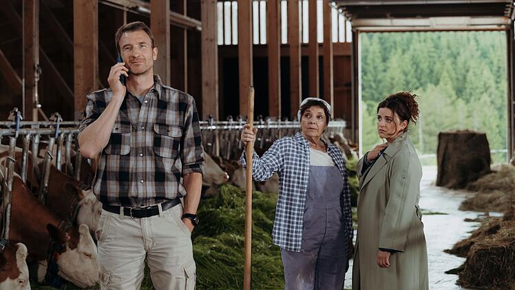 Mit wem telefoniert Hans Gruber (Heiko Ruprecht) denn da so euphorisch? Lisbeth Gruber (Monika Baumgartner, Mitte) und ihre Enkelin Lilli (Ronja Forcher) jedenfalls sind &uuml;berrascht &uuml;ber seine gute Laune.