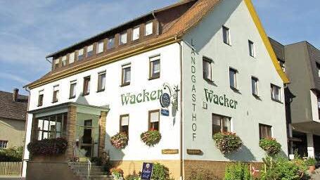 Ein aktuelles Foto zeigt den heutigen Landgasthof Wacker. Die Grundzüge des Gebäudes sind noch zu erkennen.