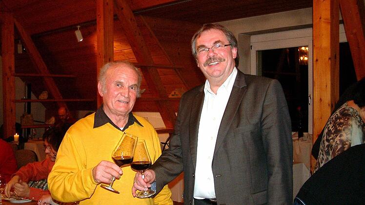 Auf das Gemeindejubiläum "875 Jahre Sand" stießen im Rathaussaal Weinprobe-Organisator Rudi Ruß (links) und Bürgermeister Bernhard Ruß an.