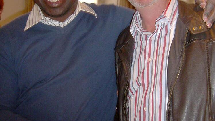 Simon Agada und Bürgermeister Nekolla Foto: Petra Malbrich