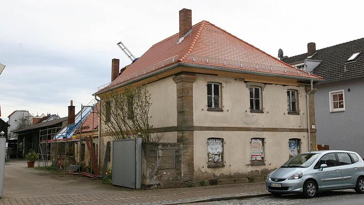 Auch die Rückgebäude der ehemaligen Judenschule erhalten neue Dächer. In diesen Anbauten befindet sich noch die Mikwe.