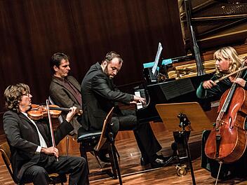 Mit seinem klangvollen Zusammenspiel beeindruckte das Plawner-Trio bei seinem Coburg-Gastspiel im Kongresshaus Rosengarten (von links): Piotr Plawner (Violine), Piotr Saljczyk (Klavier) und Isabella Klim (Violoncello). Foto: Jochen Berger