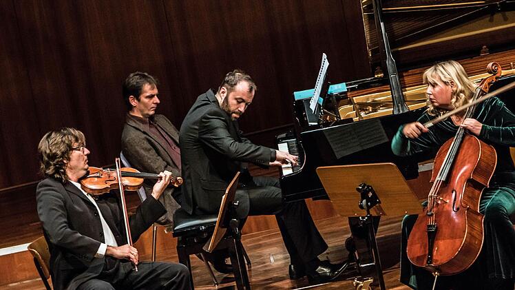 Mit seinem klangvollen Zusammenspiel beeindruckte das Plawner-Trio bei seinem Coburg-Gastspiel im Kongresshaus Rosengarten (von links): Piotr Plawner (Violine), Piotr Saljczyk (Klavier) und Isabella Klim (Violoncello). Foto: Jochen Berger