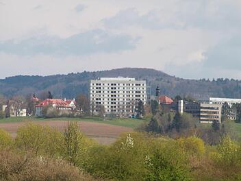 Das Bezirksklinikum Obermain in Kutzenberg. Zwar steht dort ein Neubau an, doch sollen mehrere Abteilungen geschlossen werden. Foto: Matthias Einwag