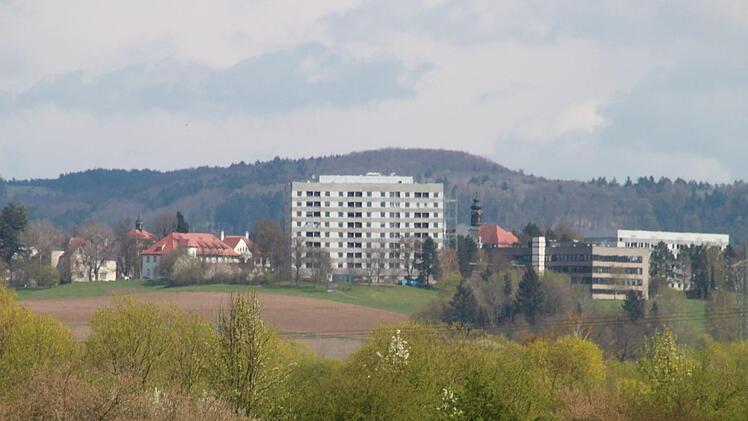 Das Bezirksklinikum Obermain in Kutzenberg. Zwar steht dort ein Neubau an, doch sollen mehrere Abteilungen geschlossen werden. Foto: Matthias Einwag