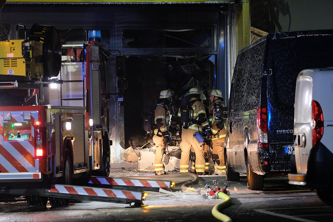 Großbrand zerstört Industriegebäude in Nürnberg