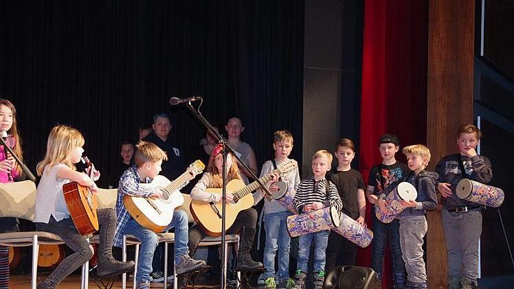 Der Chor und die Instrumentalgruppe der Grundschule Mitwitz