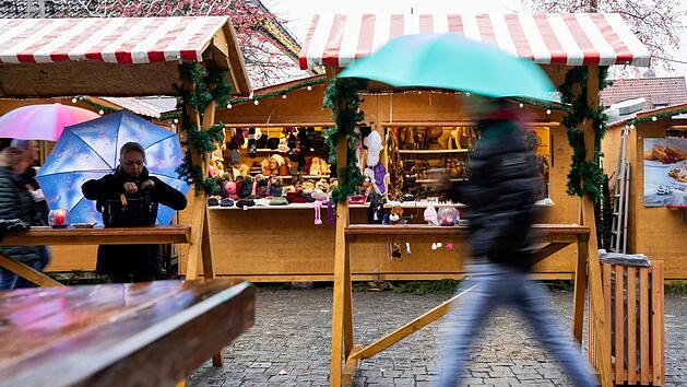 Eine nasse Angelegenheit: Auch zum Start des vierten Adventswochenendes am Freitag geh&ouml;rte der Regenschirm zur Grundausstattung der Weihnachtsmarkt-Besucher -  wie schon an nahezu allen &Ouml;ffnungstagen zuvor. Foto: Marian Hamacher