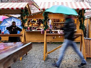 Eine nasse Angelegenheit: Auch zum Start des vierten Adventswochenendes am Freitag gehörte der Regenschirm zur Grundausstattung der Weihnachtsmarkt-Besucher -  wie schon an nahezu allen Öffnungstagen zuvor. Foto: Marian Hamacher