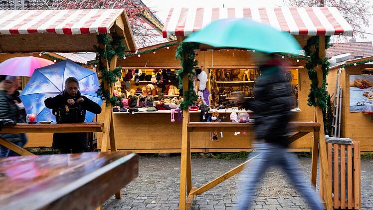 Eine nasse Angelegenheit: Auch zum Start des vierten Adventswochenendes am Freitag gehörte der Regenschirm zur Grundausstattung der Weihnachtsmarkt-Besucher -  wie schon an nahezu allen Öffnungstagen zuvor. Foto: Marian Hamacher