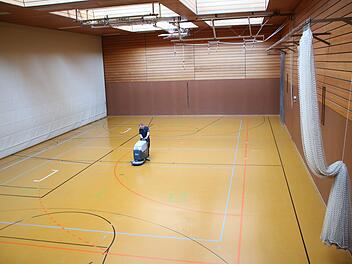 In der Mehrzweckhalle des Münnerstädter Sportzentrums ruht nicht nur wegen der Ferien der Sportbetrieb. Ab September rücken die Bauarbeiter an, um die Halle komplett zu sanieren.Archiv/Heike Beudert