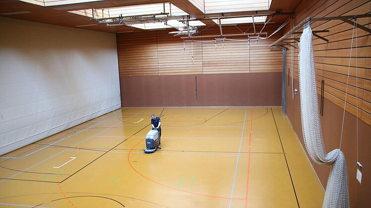 In der Mehrzweckhalle des Münnerstädter Sportzentrums ruht nicht nur wegen der Ferien der Sportbetrieb. Ab September rücken die Bauarbeiter an, um die Halle komplett zu sanieren.Archiv/Heike Beudert
