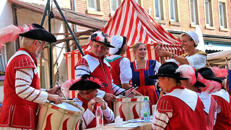 Trommler und Pfeifer ließen mit ihren Klängen akustisch das Mittelalter  aufleben. Foto: Dieter Britz