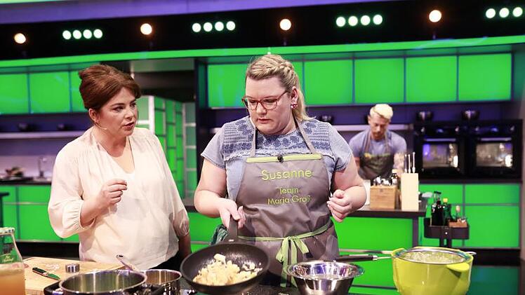 Susanne Klippstein (rechts) aus Weismain, die in Kulmbach bei der Firma Raps arbeitet,  möchte  die  Kochshow "The Taste - Nur der Geschmack zählt" gewinnen. Unterstützt wird sie dabei von Promiköchin Maria Groß aus Thüringen. Foto: SAT.1/Benedikt Müller