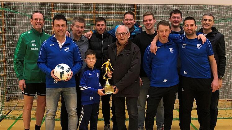 Der FC 06 Bad Kissingen gewinnt das 51. Dreikönigsturnier für Alte Herren in Hammelburg. Auf dem  Bild zu sehen sind auch Torschützenkönig Ervin Gergely (vorne rechts), Ehrenvorsitzender Edgar Hirt (vorne Mitte) und Organisator Martin Stapper (links). Foto: FCH