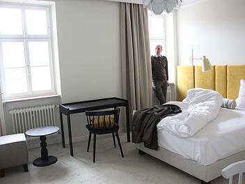 Geschäftsführer Gert Frank begutachtet das Musterzimmer. Noch ist unklar, ob es weiße oder schwarze Möbel werden sollen. Foto: Ulrike Müller