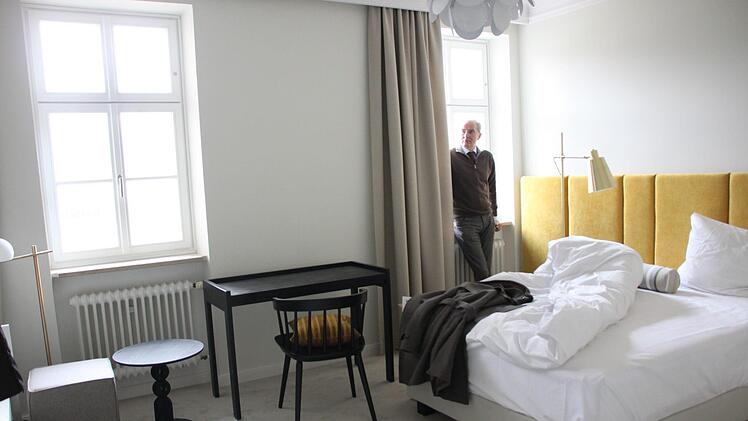 Geschäftsführer Gert Frank begutachtet das Musterzimmer. Noch ist unklar, ob es weiße oder schwarze Möbel werden sollen. Foto: Ulrike Müller