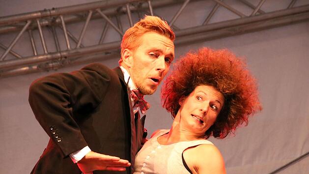 Tanzen sie oder ringen sie miteinander? Dieses Foto, das beim Zirkart-Festival  entstand,       wirkt wie ein Symbolbild der Forchheimer Kulturpolitik. Archivfoto: Josef Hofbauer