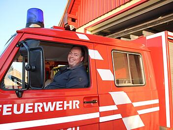 Der Gauaschacher Kommandant Alexander Marx hat gut lachen: Die Zeiten, in denen er das alte Feuerwehrauto in ein viel zu kleines Feuerwehrhaus rangieren muss, sind hoffentlich bald vorbei: Der Stadtrat hat den Plänen für den Neubau zugestimmt. Foto: Ralf Ruppert
