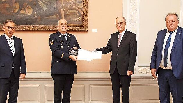 Bei der &Uuml;bergabe der Auszeichnung an Stefan Brunner, von links: Landrat Alexander Tritthart, der stellvertretende Kreisbrandrat Stefan Brunner, Regierungspr&auml;sident Thomas Bauer und der Landtagsabgeordnet Walter Nussel