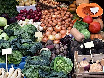 So bunt kann Wintergemüse sein: Neben Roter Beete und Schwarzwurzel stehen auch verschiedenfarbige Kohlsorten zum Angebot.