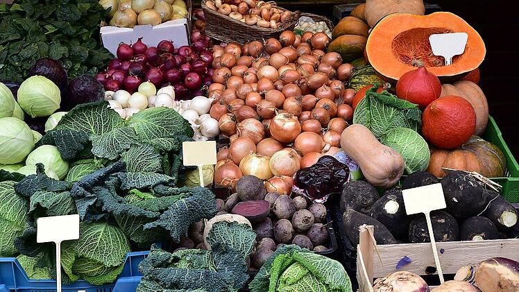 So bunt kann Wintergemüse sein: Neben Roter Beete und Schwarzwurzel stehen auch verschiedenfarbige Kohlsorten zum Angebot.