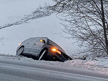 Ein VW Passat kam auf der B&nbsp;289 kurz nach Kupferberg von der Fahrbahn ab und rutschte in den Stra&szlig;engraben.