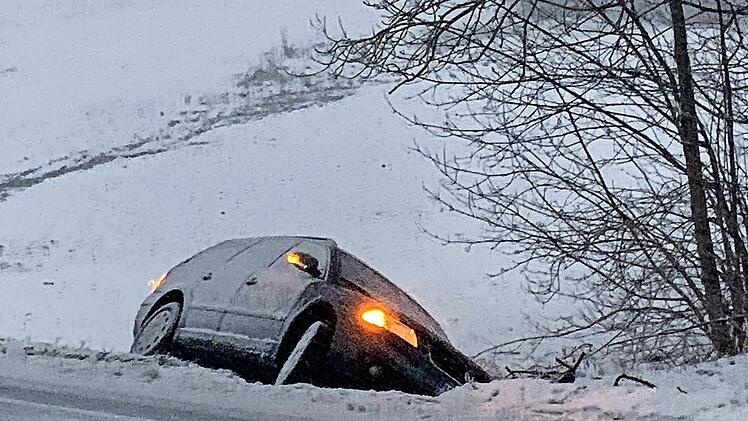 Ein VW Passat kam auf der B&nbsp;289 kurz nach Kupferberg von der Fahrbahn ab und rutschte in den Stra&szlig;engraben.