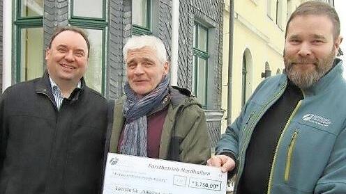 Erl&ouml;s der &bdquo;Holz-Werke&ldquo;: Spenden&uuml;bergabe des Bayerischen Staatsforstbetriebes Nordhalben.