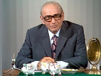 Fast 40 Jahre lang leitete Robert Lembke das Erfolgsquiz "Was bin ich". Zu erraten war, welcher Profession der Studiogast nachging, der sich mit einer "typischen Handbewegung" zu Beginn zu erkennen gab. Dazu galt es, jeweils einen prominenten Stargast zu erraten.
