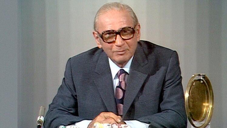 Fast 40 Jahre lang leitete Robert Lembke das Erfolgsquiz "Was bin ich". Zu erraten war, welcher Profession der Studiogast nachging, der sich mit einer "typischen Handbewegung" zu Beginn zu erkennen gab. Dazu galt es, jeweils einen prominenten Stargast zu erraten.