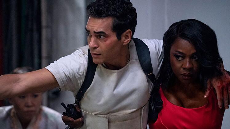 US-Pr&auml;sidentin Danielle Sutton (Viola Davis) will dem angeschossenen Agenten Ruiz (Ram&oacute;n Rodr&iacute;guez) helfen.