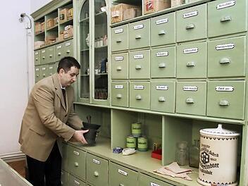 Das Hennebergmuseum hat einen wissenschaftlichen Mitarbeiter: Björn Hein aus Windheim. Hier ist er gerade in der Drogerie mit Originalwaren aus dem 19. Jahrhundert. Eine seiner Aufgaben wird die Inventarisierung der Ausstellungsstücke sein.  Foto: Martina Straub