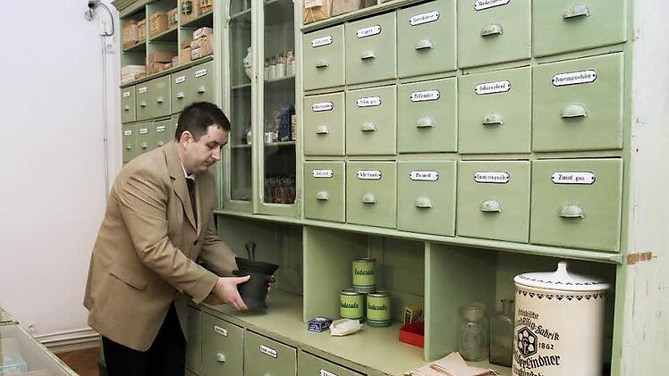 Das Hennebergmuseum hat einen wissenschaftlichen Mitarbeiter: Björn Hein aus Windheim. Hier ist er gerade in der Drogerie mit Originalwaren aus dem 19. Jahrhundert. Eine seiner Aufgaben wird die Inventarisierung der Ausstellungsstücke sein.  Foto: Martina Straub