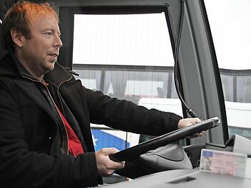 Dominik Weber fährt einen der 25 Busse des Unternehmens Buckreus aus der Garage. Die 95 in seinem Führerschein zu bekommen, hat ihn in den vergangenen Wochen vor allem Zeit, Nerven und Geld gekostet. Den Nutzen jedoch bezweifelt er. Fotos: Thomas Heuchling