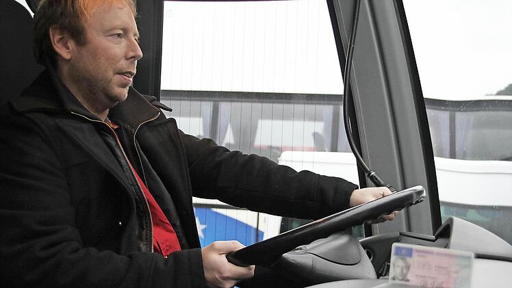 Dominik Weber fährt einen der 25 Busse des Unternehmens Buckreus aus der Garage. Die 95 in seinem Führerschein zu bekommen, hat ihn in den vergangenen Wochen vor allem Zeit, Nerven und Geld gekostet. Den Nutzen jedoch bezweifelt er. Fotos: Thomas Heuchling