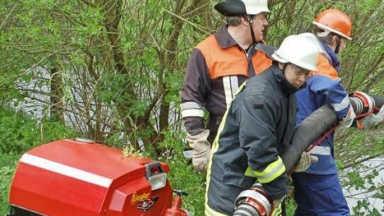 Ist ein offenen Gewässer in Nähe , dann entnehmen die Feuerwehrleute das Wasser von dort, wie hier aus der Itz /Foto Gabi Arnold